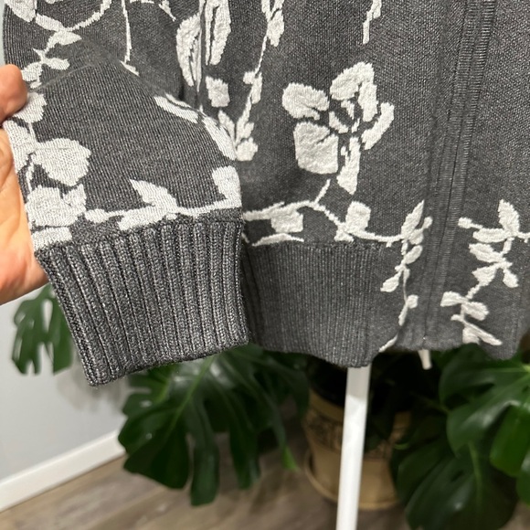 🛍️Leo & Ugo Gray with white floral zipper closure cardigan Size 3 (pit 20 inch) - Picture 3 of 9